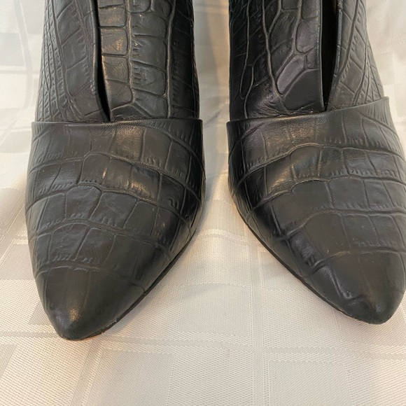 Vince Camuto Crock Embossed,Leather Ankle VFront boots,Zipper, 3.5”heels,Size 7M - Picture 11 of 17
